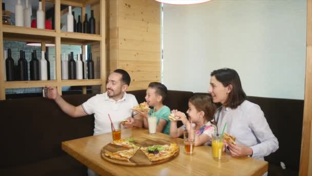 Vader van gelukkige familie maken selfie met pizza in het café — Stockvideo