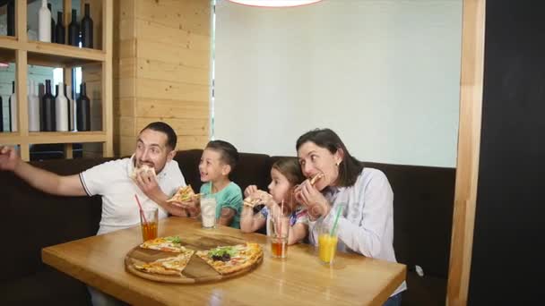 Отец счастливой семьи делает селфи с пиццей в кафе — стоковое видео