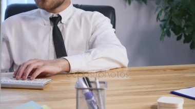 alkol ofiste iş adamı