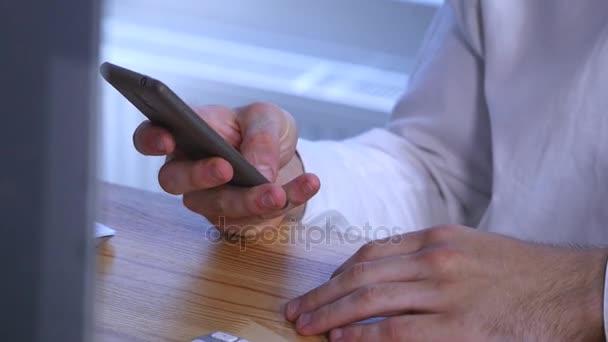 Homme d'affaires ou homme d'affaires mains utilisant un smartphone — Video