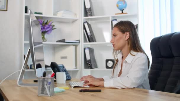 Belle jeune femme qui travaille au bureau. Et ne trouve pas d'informations — Video