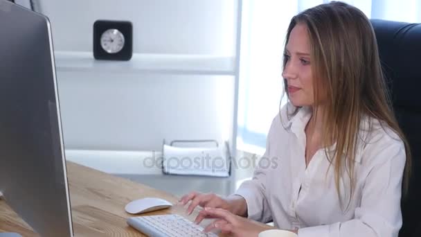 Aantrekkelijke zakenvrouw werken met computer in kantoor — Stockvideo