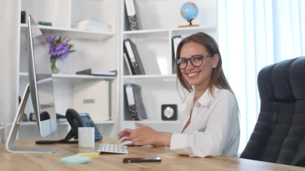 Belle jeune femme travaillant dans le bureau — Video