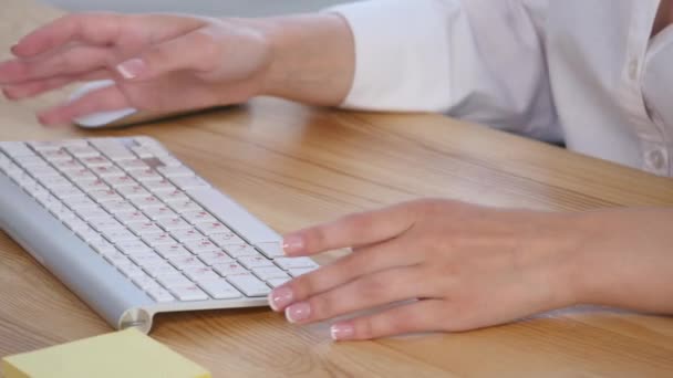 Mladých ženách ruce psaní na klávesnici počítače