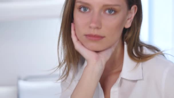 Hermosa mujer se pone gafas con estilo. La chica usa anteojos. Hermosa joven con gafas negras. Primeros planos de gafas. Hermosa chica en gafas — Vídeo de stock