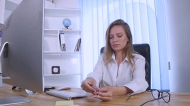 iş kadını çekici hap Office belgeleri ile çalışması sırasında