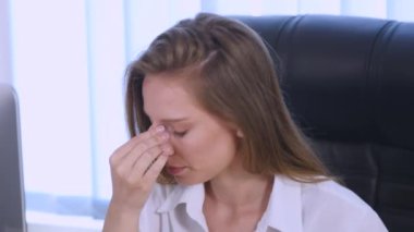 iş kadını çekici hap Office belgeleri ile çalışması sırasında