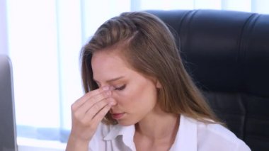 iş kadını çekici hap Office belgeleri ile çalışması sırasında