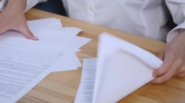 Office belgelerinde ile çalışan güzel genç kadın. yakın çekim