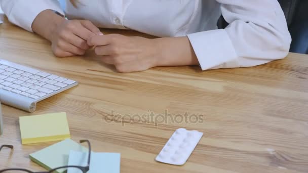 Geschäftsfrau spricht mit Mandanten im Büro. Nahaufnahme — Stockvideo