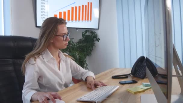 Beautiful young woman working in office — Stock Video