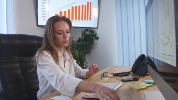 Mujer de negocios tomando píldora durante el trabajo con documentos en la oficina — Vídeo de stock