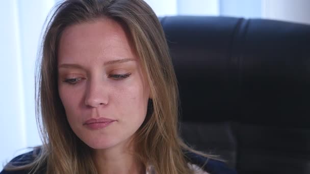 Молодая деловая женщина сидит в офисе и ест бургер — стоковое видео