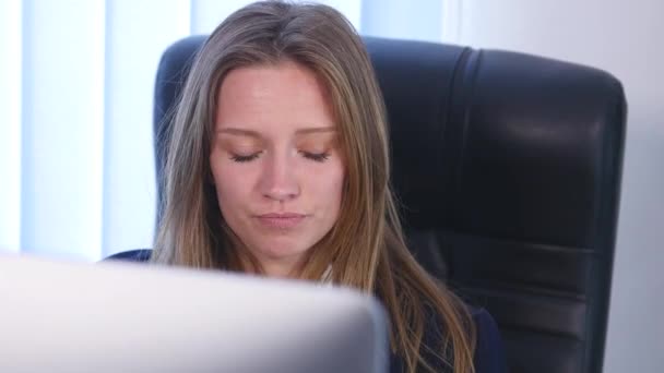 Zakenvrouw in kantoor met laptop computer — Stockvideo