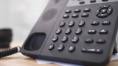 El telefon numarasını çevirir. Kadının el sayı yakın çekimler çevirir