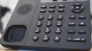 El telefon numarasını çevirir. Kadının el sayı yakın çekimler çevirir