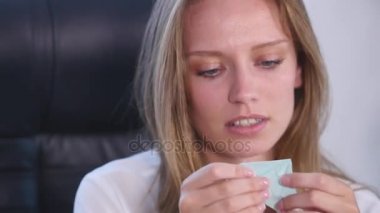 İş güzel kızı mevcut alır, kutu ve sürprizler açar