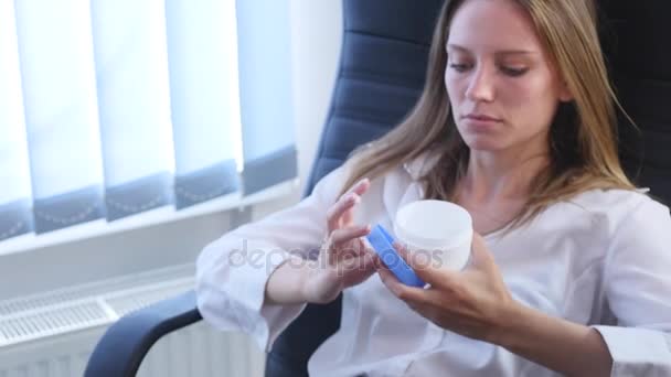 Kontorsarbetare tar en fika med hennes bara fötter upp upp på skrivbordet och en kopp espresso i hennes händer — Stockvideo