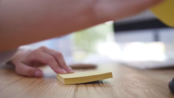 A businessmans hand holds a pen in the office. Keyboard, office — Stock Video