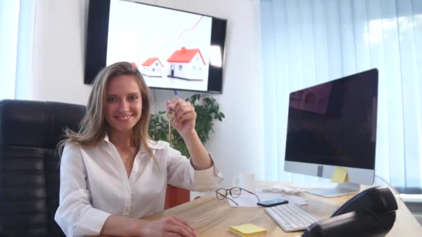 Lächelnde Geschäftsfrau mit Schlüssel im Amt — Stockvideo