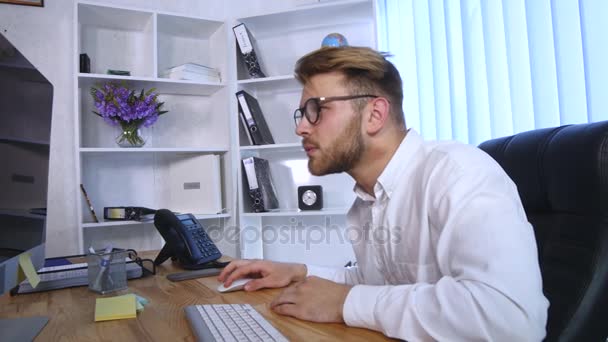 Joven que trabaja en la oficina — Vídeos de Stock