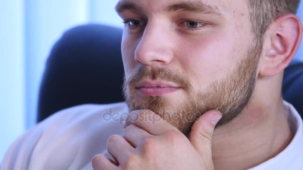 Портрет бородатого молодого чоловіка сидить в офісі працює на комп'ютері — стокове відео