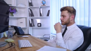 Bilgisayarda çalışarak ve Notlar not defterinde Office masada otururken yapma genç iş adamı