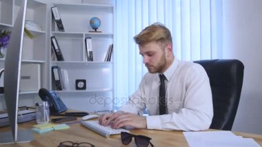 Ofiste kutluyor başarı işadamı kollarını kaldırdı