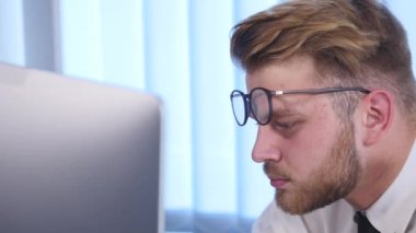 Onun bilgisayar ile yoğun çalışma işadamı yakın çekim