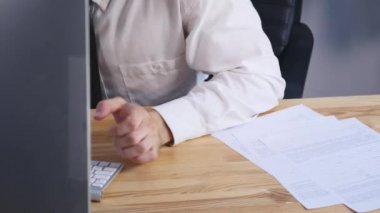 İşadamı silah ile Office kutluyor başarı kaldırdı. yakın çekim