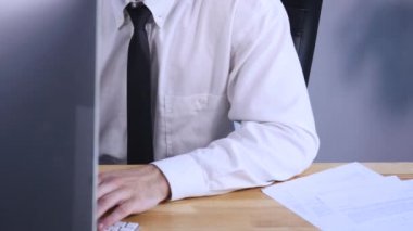 İşadamı silah ile Office kutluyor başarı kaldırdı. yakın çekim