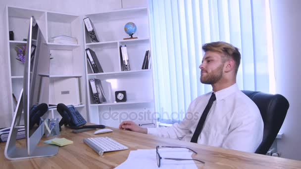Uomo allegro in ufficio che risponde al telefono — Video Stock