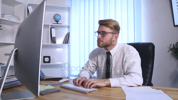 Homme d'affaires avec les bras levés célébrant le succès dans le bureau — Video