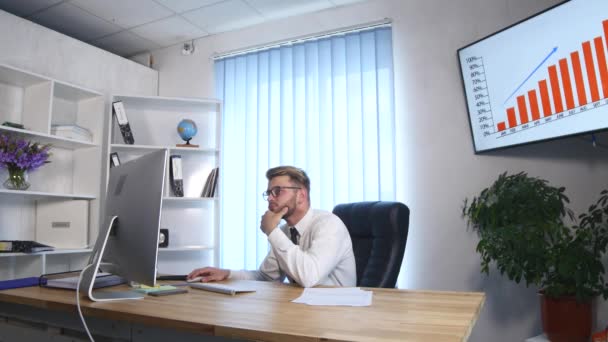 Homme d'affaires avec les bras levés célébrant le succès dans le bureau — Video