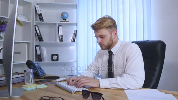 Homme d'affaires avec les bras levés célébrant le succès dans le bureau — Video
