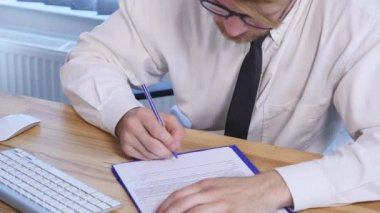 kızgın işadamı imzalama belgeler Office masa ve onları dağılım