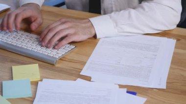 Adam s el bilgisayar klavyede yazarak