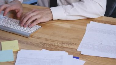 Adam s el bilgisayar klavyede yazarak