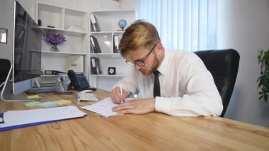 Ofis Masaları üzerinde belgelerin imzalanması işadamı