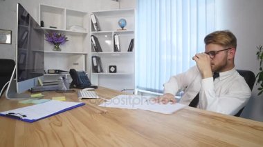 kızgın işadamı imzalama belgeler Office masa ve onları dağılım