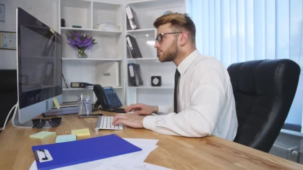 Zakenman ondertekenen van documenten op kantoor tafel — Stockvideo