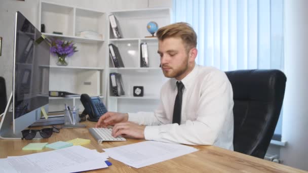 Un uomo d'affari arrabbiato colpisce il suo computer dopo essersi arrabbiato — Video Stock