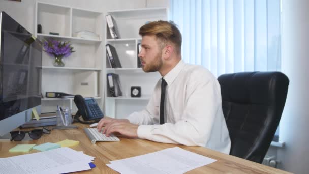 Een boze zakenman stoten zijn computer na steeds boos — Stockvideo