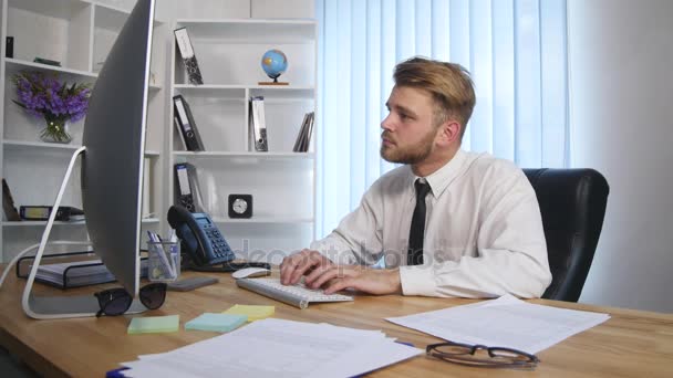 Fáradt üzletember késő estig dolgozik, és a lazítás a nyakkendőjét a hivatalban — Stock videók