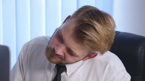 Hombre de negocios cansado trabajando hasta tarde en la noche y aflojando su corbata en la oficina — Vídeo de stock