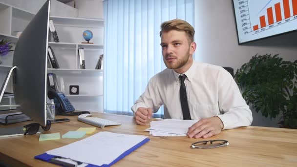 Uomo d'affari arrabbiato gettando carte spiegazzate mentre lavora sul suo posto di lavoro in ufficio — Video Stock