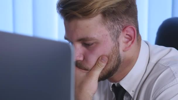 Hombre de negocios cansado trabajando hasta tarde en la noche y aflojando su corbata en la oficina — Vídeo de stock