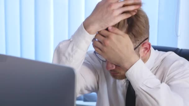 Close up van een zakenman werken geconcentreerd met zijn computer — Stockvideo