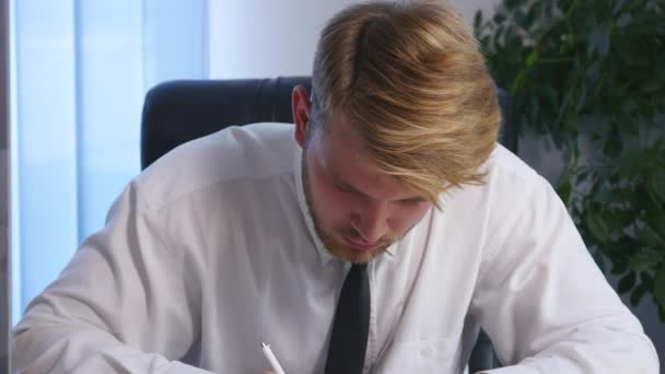 Empresario firmando documentos en mesa de oficina — Vídeo de stock