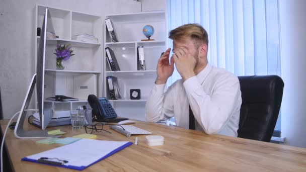 Zmęczony i przepracowany przedsiębiorca, biorąc pigułki cierpienia duży ból głowy — Wideo stockowe